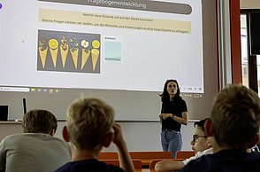 Kinder machen eine Miniumfrage zum Trendeis