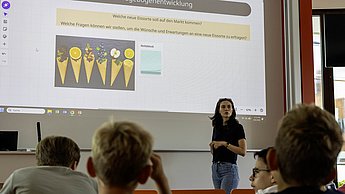Kinder machen eine Miniumfrage zum Trendeis