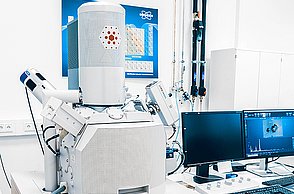 Die Fotos zeigen die Ausstattung der Labore des STI, technische Messgeräte, Mikroskope, Bildschirme und PCs sowie Arbeitsplätze.