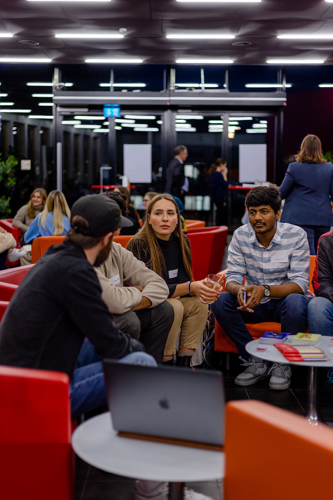 Studierende werden an Tischen mit Vertreterinnen und Vertretern spannender Unternehmen zusammengebracht um sich kennenzulernen - ähnlich wie beim Speed-Dating wechselten die Gruppen alle 20 Minuten.