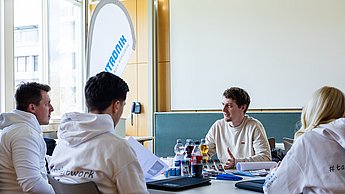 Ein Studierender und Mitarbeiter der Firma Rutronik an einem Tisch