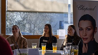 Studentinnen unterhalten sich mit der Firma Chopard
