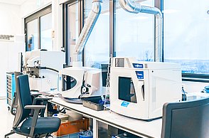 Die Fotos zeigen die Ausstattung der Labore des STI, technische Messgeräte, Mikroskope, Bildschirme und PCs sowie Arbeitsplätze.