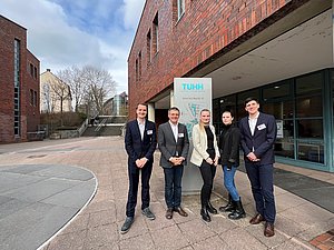 Die Pforzheimer Teilnehmerinnen und Teilnehmer des DGAW-Wissenschaftskongresses in Hamburg (v.l.n.r.: Jannick Schmidt, Prof. Jörg Woidasky, Anina Kusch, Annika Pruhs und Maximian Auer) 