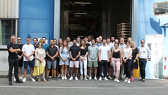 Abschlusspräsentationen auf dem Werksgelände der Firma Witzenmann in Pforzheim: Die Studierenden des Masterstudiengangs „Engineering and Management“ stellen ihre Arbeitsergebnisse vor. Ganz links außen: Philip Paschen (Witzenmann). Ganz rechts außen: Professor Ansgar Kühn. Fünfter von rechts: Professor Moritz Peter.