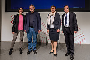 Der Referent Heiner Bielefeldt zusammen mit den Organisatorinnen des Studium Generale und dem Rektor der Hochschule.