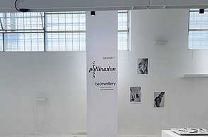 Ausstellung in einem Raum