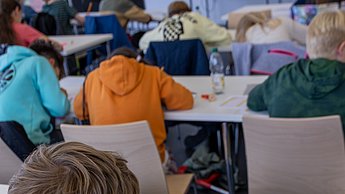 Ein Junge mit einer Scheere