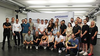 Abschlusspräsentationen bei der Witzenmann GmbH in Pforzheim: Die Studierenden des Masterstudiengangs „Engineering and Management“ stellen ihre Arbeitsergebnisse vor. Von links nach rechts: Philip Paschen (Witzenmann), Professor Ansgar Kühn und Professor Moritz Peter mit den Studierenden.