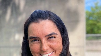 ET/IT-Absolventin Denise Köseoglu, die ihr erfolgreich abgeschlossenes Bachelorstudium „Elektrotechnik/ Informationstechnik" zwischenzeitlich durch das Masterstudium „Embedded Systems“ an der Fakultät für Technik ergänzt.