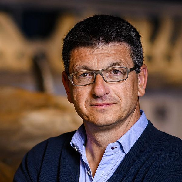 Herr mit Brille schaut in die Kamera