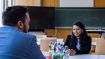 Die Firma Deloitte im Gespräch mit einer Studentin