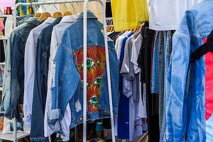 Kleiderstange mit secondhand Kleidung