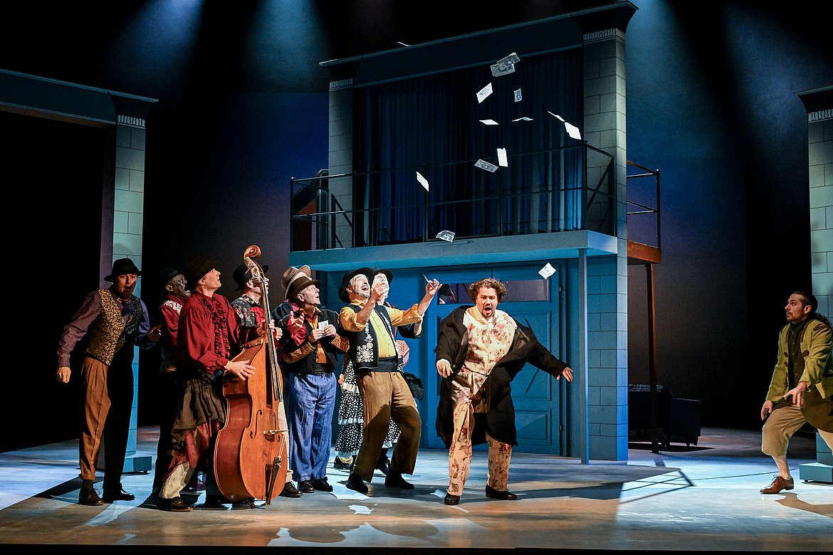 Darsteller*innen der Oper „IL BARBIERE DI SIVIGLIA“ performen auf der Bühne des Stadttheaters Pforzheim