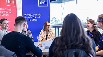 Studierende mit Unternehmensvertretern bei den Gruppengesprächen in der Osttribüne. 