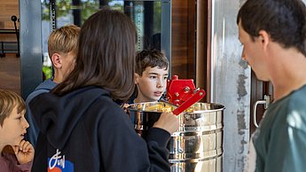 Wie entsteht eigentlich Bienenhonig? Hier zeigt Felix Bischoff den Kindern Gerätschaften dazu. In dem Fall: Eine Bienenschleuder.