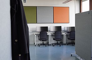 Drei PC-Arbeitsplätze in einem kollaborativen Lernraum