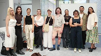 Das Team: Luna Rae, Cemre Simsek, Lena Solbach (Marc Cain), Lara-Sophie Jung, Carlotta Eichenlaub, Valentin Langer, Nina Samatic, Nadine Herrmann, Kursleiter Tobias Bodio, Simone Sommer (Material Innovation and Future Technologies Design PF) und Theo in der Mitte