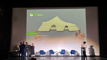 Ein Schuh wird bei einer Preisverleihung gezeigt