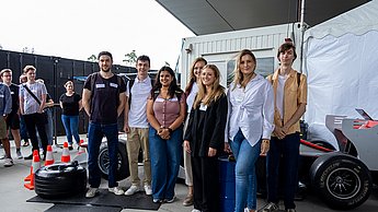 Studierendenteam mit Unternehmensvertretern