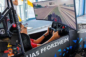 Kinder im Rennsimulator