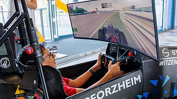 Kinder im Rennsimulator