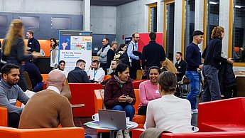 Studierende auf Sofas 