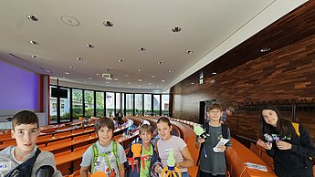 Kinder posieren mit Lampenmodellen, die im Kurs entwickelt wurden