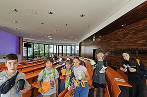 Kinder posieren mit Lampenmodellen, die im Kurs entwickelt wurden
