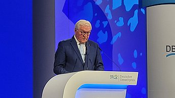 Bundespräsident Frank-Walter Steinmeier am Rednerpult stehend