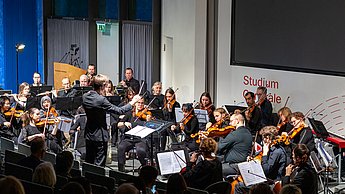 Das Hochschulorchester während ihres Konzerts