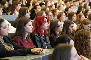 Studierende im Audimax der Hochschule
