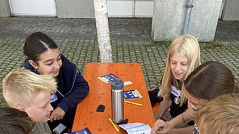 Kinder spielen am Tisch mit Karten