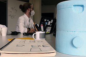 Interdisziplinäres Projektseminar „designING“ des Masterstudiengangs „Produktentwicklung“: Studierende entwickeln den Prototyp eines Wasserkochers, der auch Reis zubereiten kann. (Foto: Sophia Zundel / Hochschule Pforzheim)