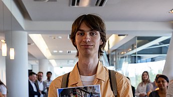 Student mit Urkunde