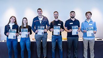 Studierende mit Gewinnerurkunden
