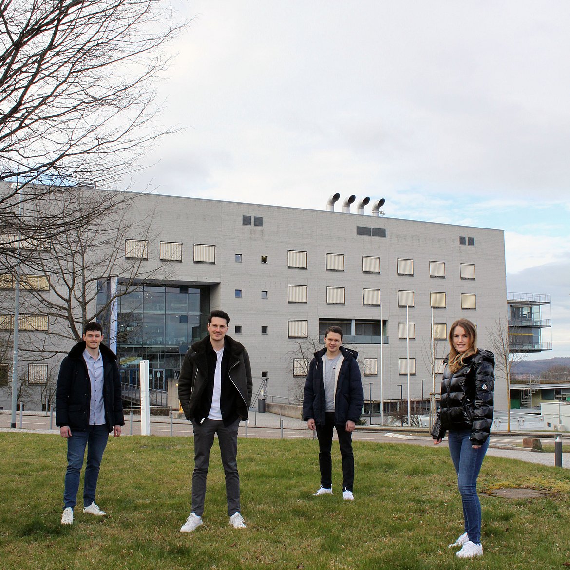 Daniel Ockert, Dennis Weissenburger, Andreas Schmitt und Natyra Asani (v.l.n.r.) entwickelten im Rahmen des Projekts „Methoden & Kreativität“ im Bachelorstudiengang „Wirtschaftsingenieurwesen/ International Management“ eine E-Learning-Einheit für KMU-Vertreter zum Thema Nachhaltigkeit. (Foto: Sophia Zundel/Hochschule Pforzheim)