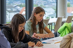 Kinder versuchen sich an ihren Codes (sie legen sie mit Smiies)