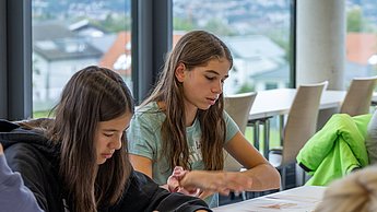 Kinder versuchen sich an ihren Codes (sie legen sie mit Smiies)