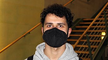 Koray Arseven, 21, studiert "Wirtschaftsingenieurwesen" im 2. Semester. Gemeinsam mit Kommilitonen tauschte er sich mit WI-Mitarbeiterin Lisa Kaiser im Foyer des T1-Gebäudes aus ...