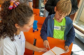 Kindergruppe schaut sich Lampenschirme aus dem 3D Druck an