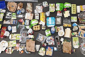 Foto von nebeneinander liegenden Verpackungsabfällen