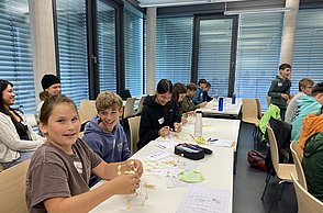 Kindergruppen lösen Rätsel