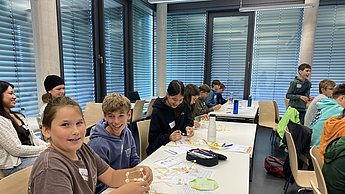 Kindergruppen lösen Rätsel