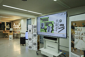 Bild des Veranstaltungsraumes des GründungsVLOGS mit Tafel