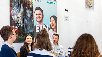 Mitarbeiter der Firma Hansgrohe im Gespräch mit Studierenden