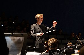 Dirigent Jasper Lecon in Aktion.