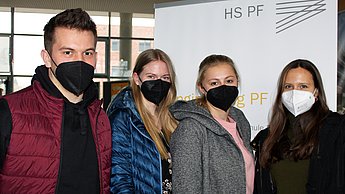Rike Janßen (2. v.l.) und Michelle Gürke (r.) studieren "Wirtschaftsingenieurwesen/ International Management". Im Rahmen der WI-Woche nutzen Sie das Angebot des 4-Augen-Gesprächs mit ihren Professoren. "Man fühlt sich endlich nicht mehr so alleine wie in den Corona-Semestern. Der Austausch ist wichtig, man spürt wieder den persönlichen Rückhalt", so die Studentinnen.