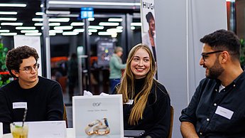 Studierende im Gespräch egf Manufaktur 