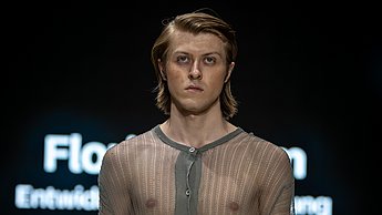 Präsentation eines Outfits auf dem Laufsteg bei der Neo Fashion